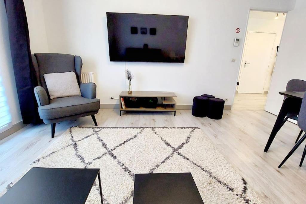 Cosy Home 2, 2 Chambres, 6 Personnes, 3 Min Gare, Parking Cergy Exteriör bild